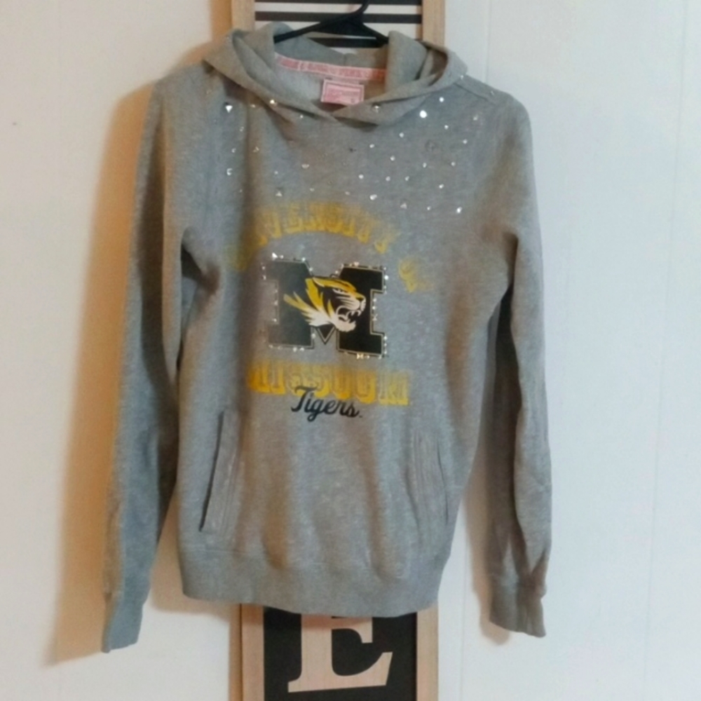 SUPER Cute 🥰 pink by Victoria secret hoodie/pull over size small.